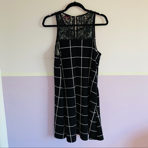 Black and White Sleeveless Dress - Picture 3 of 6